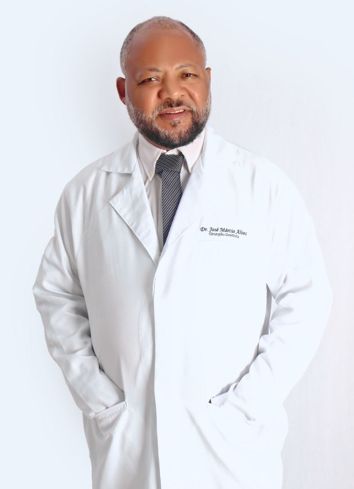 Dr. José Márcio Alves, cirurgião-dentista, de jaleco branco